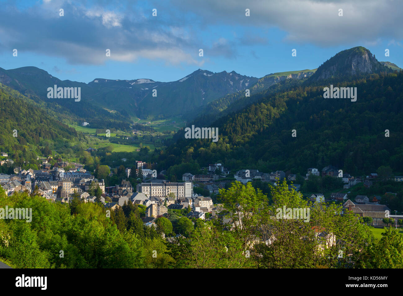 Die Stadt Mont-Dore und den Berg "Puy de Sancy' in der Sancy Massif. (Nicht für Postkarte Produktion zur Verfügung). Stockfoto