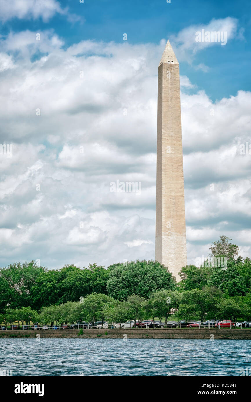 Washington Monument aus gesehen das Tidal Basin mit Wasser im Vordergrund. Washington DC Stockfoto