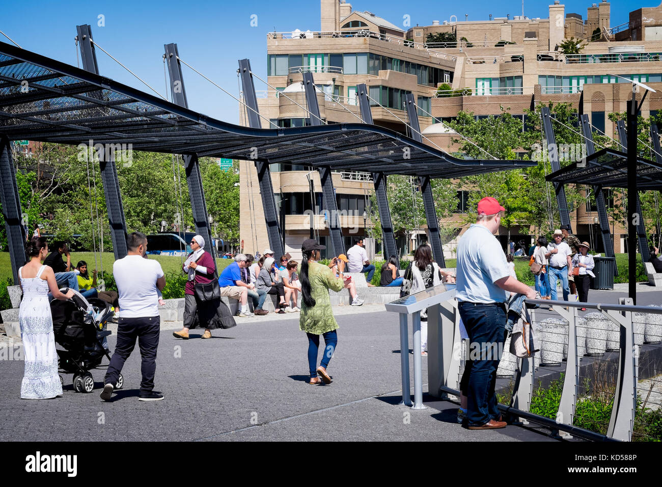 Menschen zu Fuß entlang der Georgetown Waterfront Park, einer vor kurzem abgeschlossenen Nationalpark auf dem Potomac River in Washington DC. Sommer Familie Tätigkeit Stockfoto
