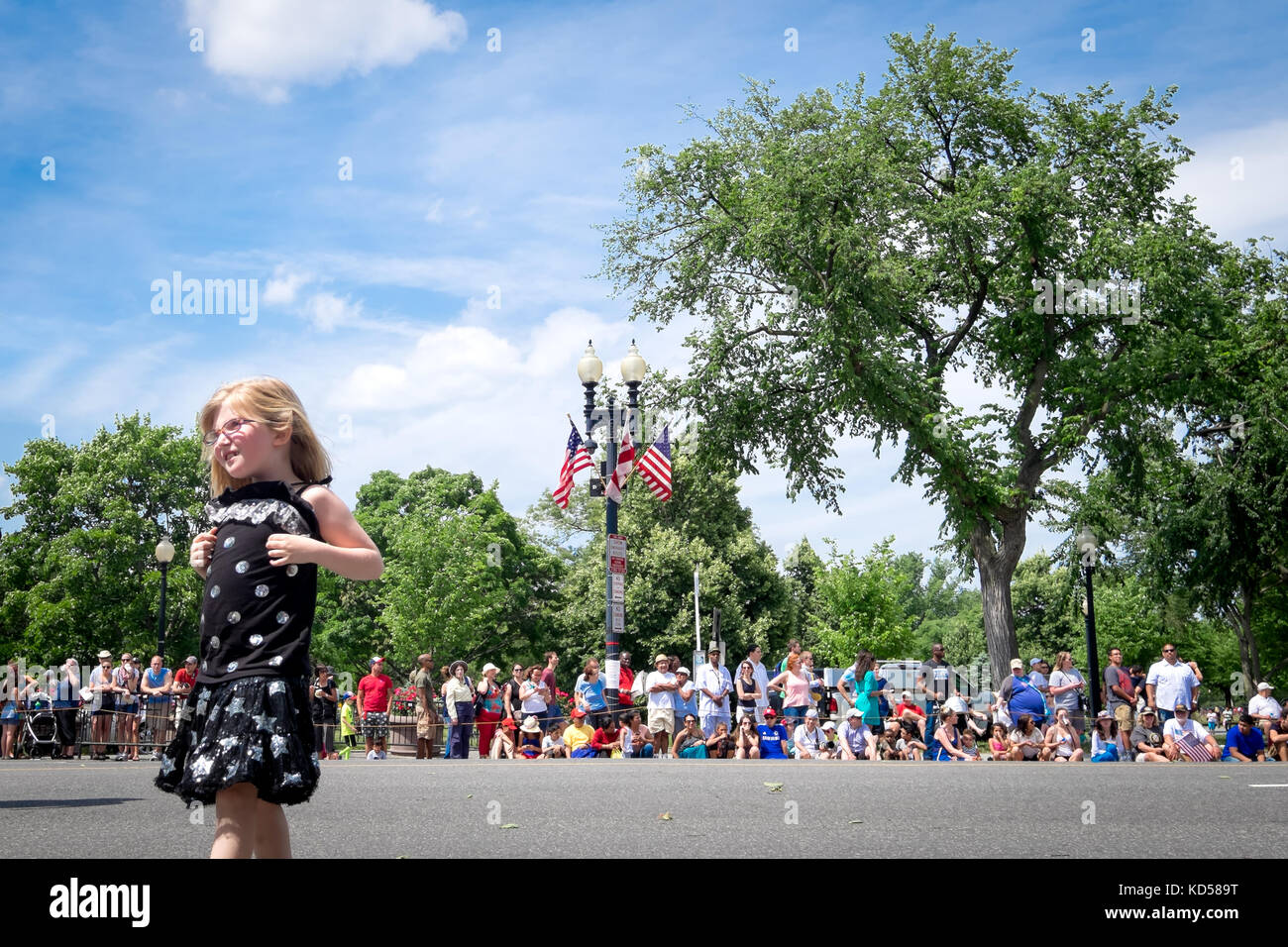 WASHINGTON DC - 25. Mai 2015: Memorial Day Zuschauer die jährliche Parade zu beobachten. Nicht identifizierte Kind in den Vordergrund trägt ein Kleid mit Sternen Stockfoto