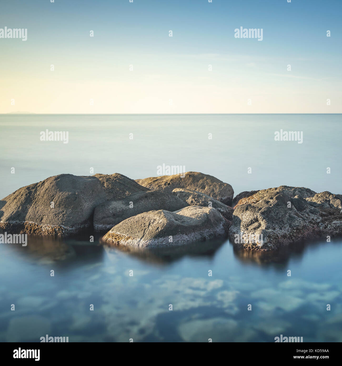 Felsen und Meer im Zen Stil. Fotos mit langer Belichtungszeit Stockfoto