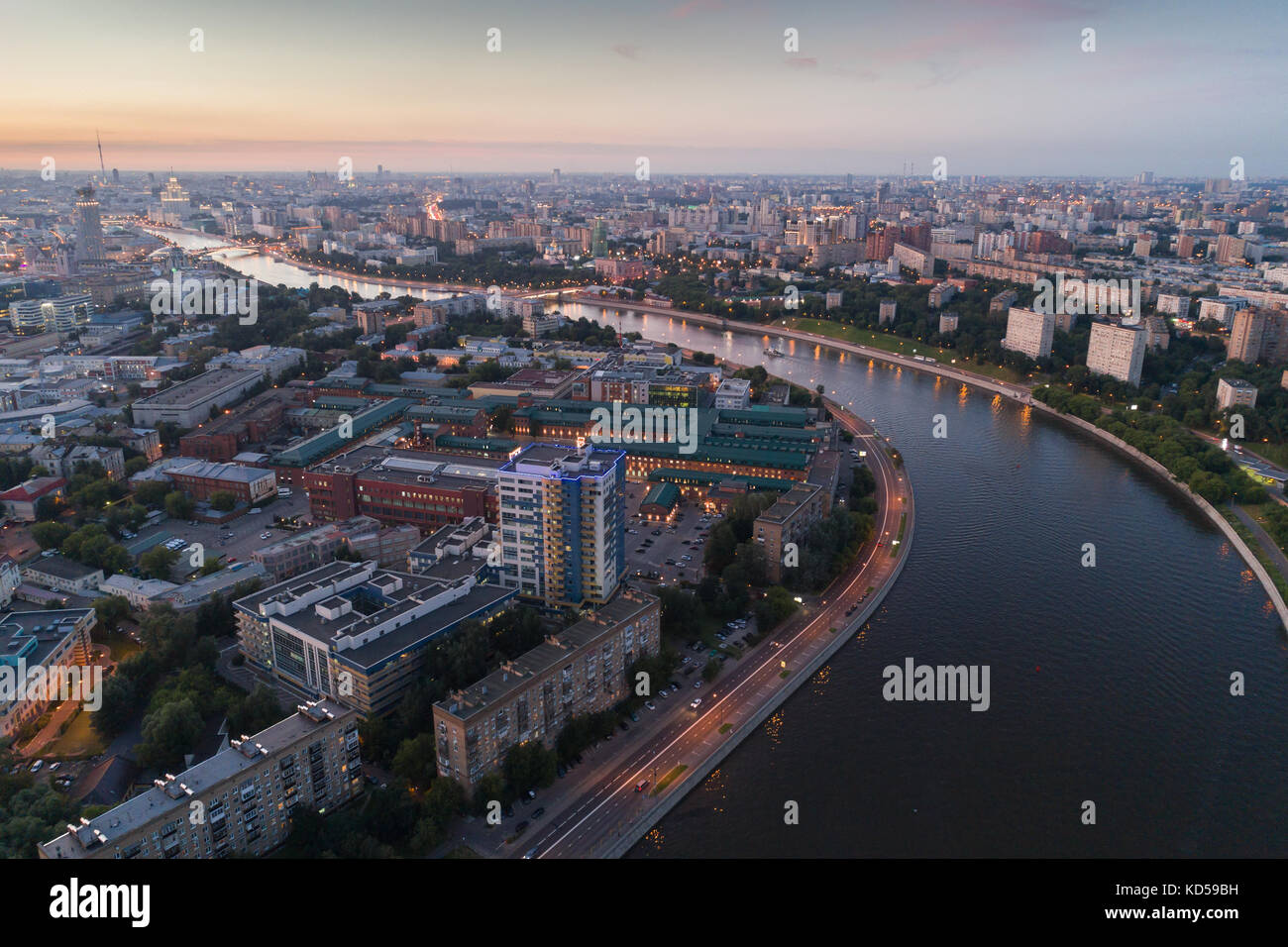 Die große Stadt und den Fluss bei Sonnenuntergang im Sommer. danilovsky Bezirk, im südlichen Landkreis, Moskau, Russland. Luftaufnahme mit einer Drohne fr Stockfoto