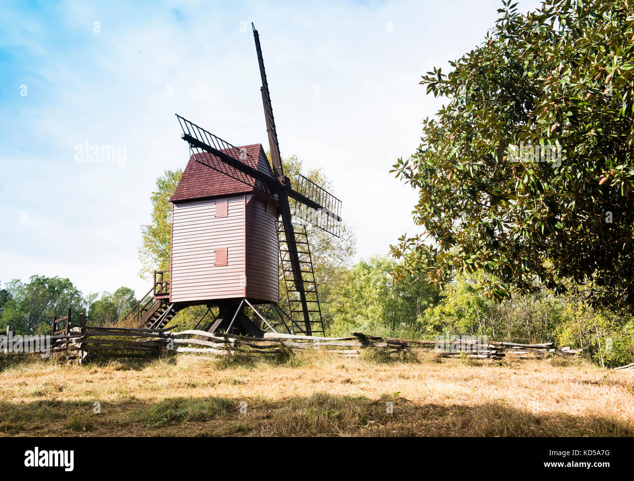Robertson's Mühle im Colonial Williamsburg Historic Area ist ein Tower Mill, deren Struktur von Hand dreht der Wind zu fangen. horizontales Format. Stockfoto