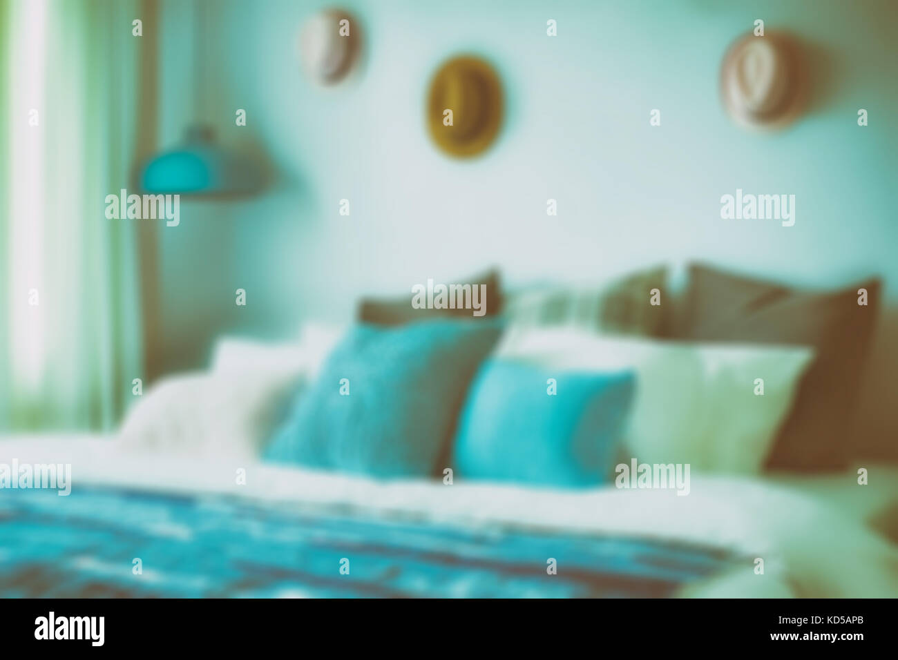 Blur Bild der blauen Farbschema teenager Schlafzimmer mit Hüte auf Wand Dekoration Stockfoto
