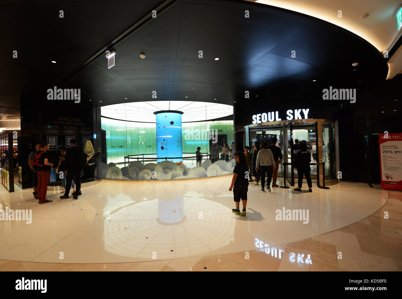 Eingang und eine Wartehalle für die Beobachtung auf die Lotte World Tower Gebäude in Seoul, Südkorea. Stockfoto