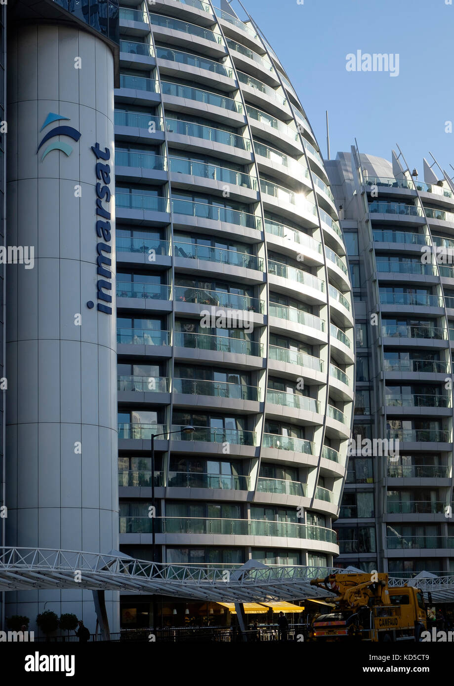 Die bauchige Architektur der Bezier Apartments liegt neben dem Gebäude des Satellitenkommunikationsunternehmens Inmarsat an der City Road an der Old Stree Stockfoto