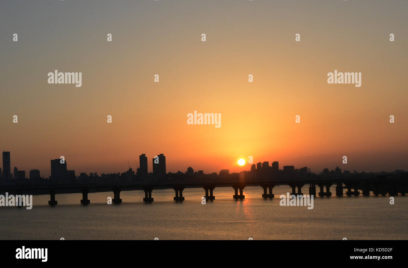 Sonnenuntergang über den Fluss Han und die jamsil Brücke in Seoul, Korea. Stockfoto