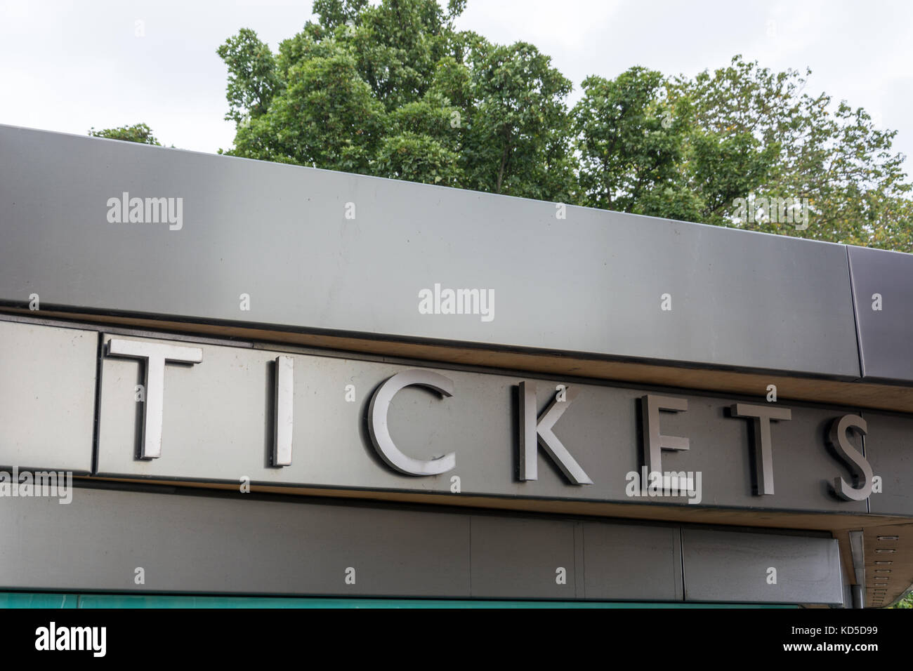 Ein Ticket Office auf Metall Hintergrund Nahaufnahme Stockfoto