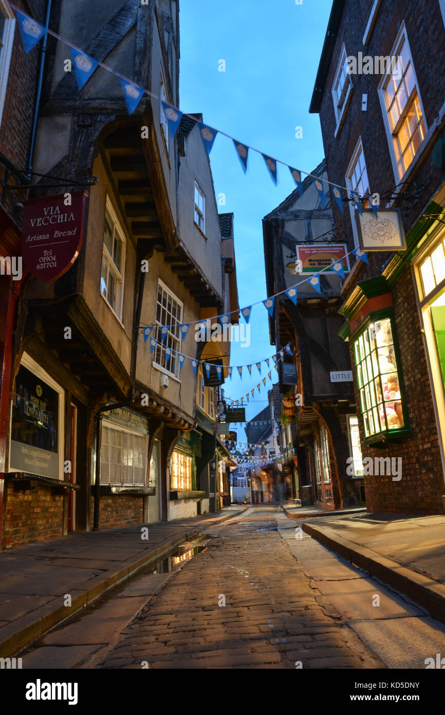 York, England - September 28,2017: die berühmte Straße shambles mit beleuchteten Geschäfte in New York während der blauen Stunde Stockfoto