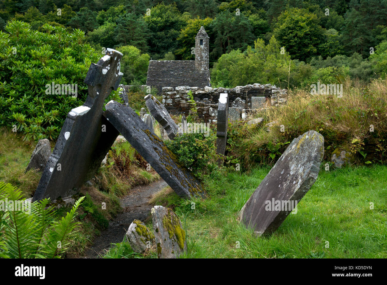 Steinerne Ruinen der alten monastischen Siedlung im 6. Jahrhundert in glendalough, County Wicklow, Irland Stockfoto