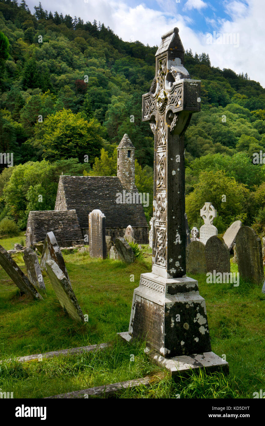 Steinerne Ruinen der alten monastischen Siedlung im 6. Jahrhundert in Glendalough, County Wicklow, Irland Stockfoto
