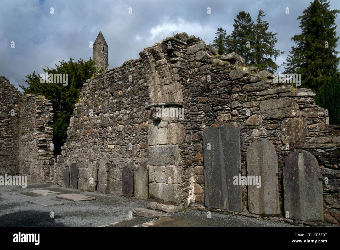 Steinerne Ruinen der alten monastischen Siedlung im 6. Jahrhundert in glendalough, County Wicklow, Irland Stockfoto