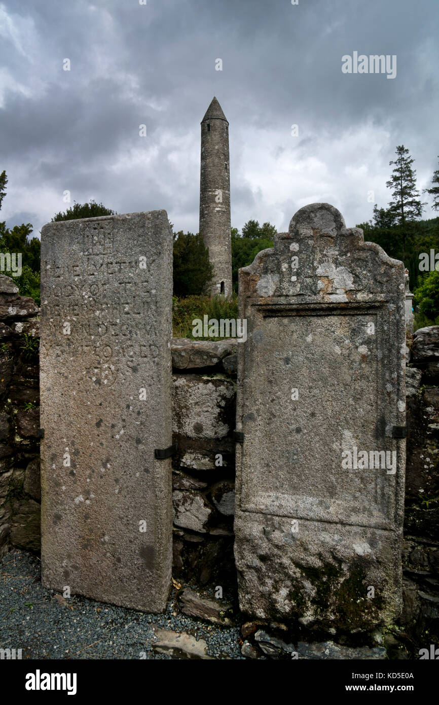 Steinerne Ruinen der alten monastischen Siedlung im 6. Jahrhundert in glendalough, County Wicklow, Irland Stockfoto