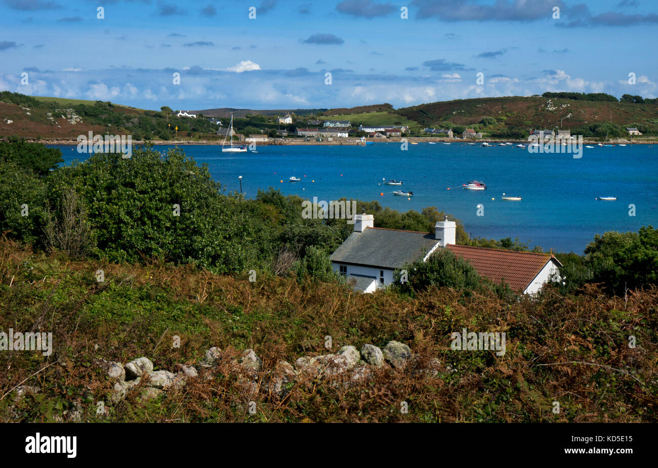 Ferienhaus auf bryher mit Blick über die Bucht zu tresco, Scilly Inseln, Britische Inseln Stockfoto