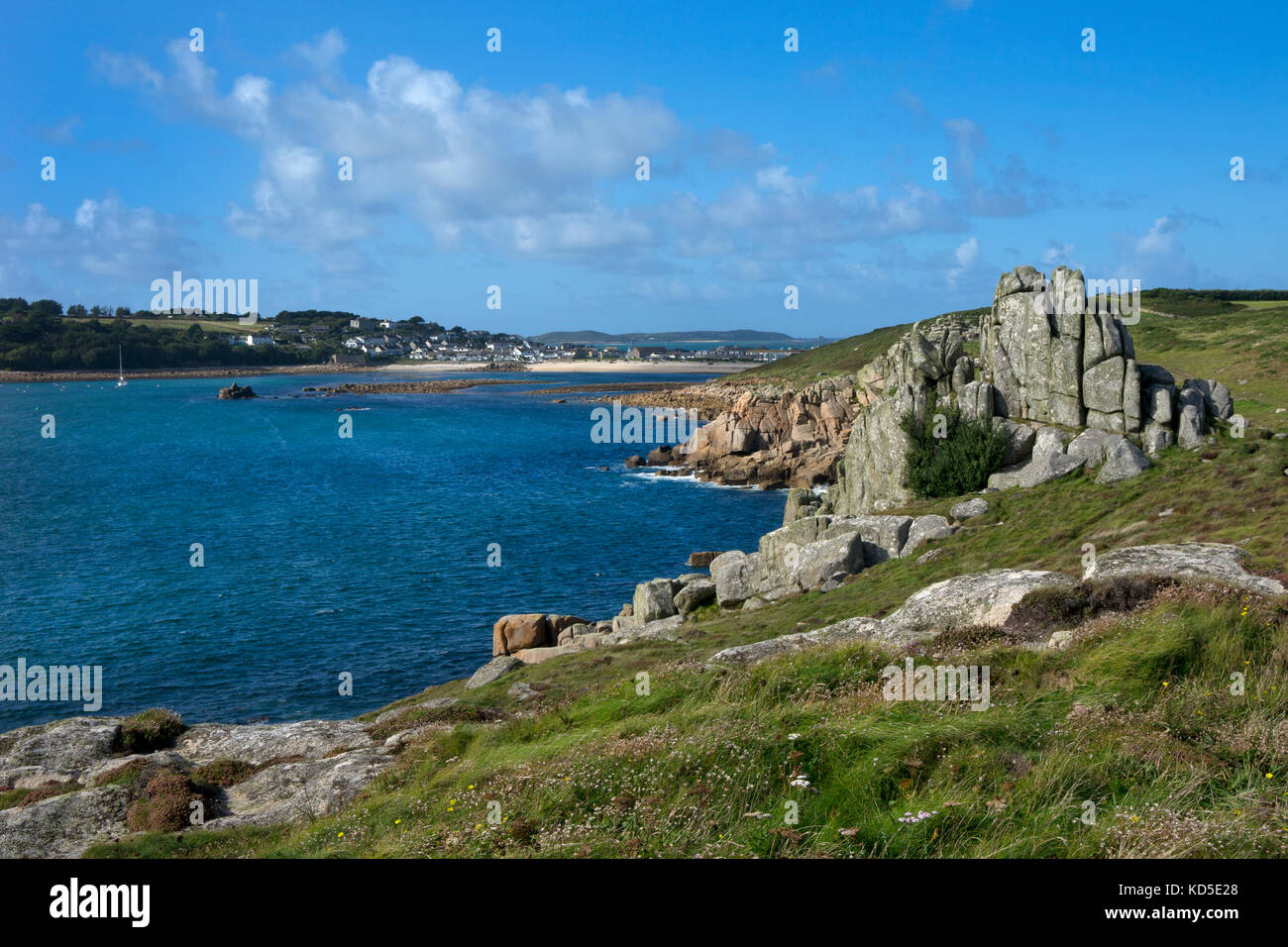 Blick entlang der Küste in Richtung Hugh Town, St. Mary's, Scilly Inseln, Britische Inseln Stockfoto