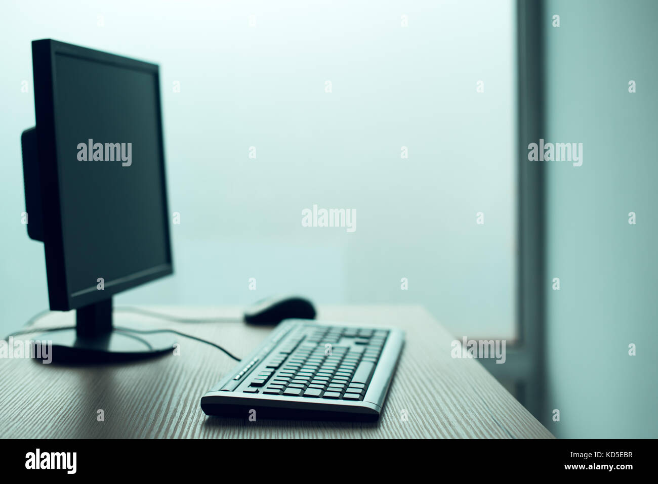 Desktop-PC Computer in leeren Büro, Klein- und Mittelunternehmen Hintergrund Stockfoto