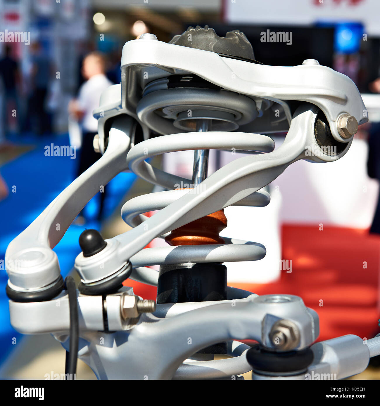 Elemente der modernen Doppelquerlenkerachse Auto Stockfoto