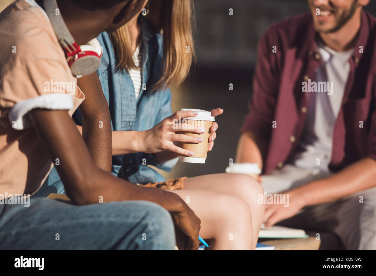 Junge Studenten trinken Kaffee Stockfoto