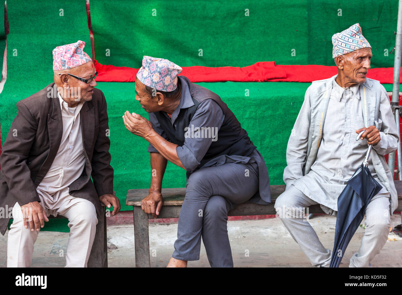 Männer auf einer Bank im Gespräch in Kathmandu sitzen Stockfoto