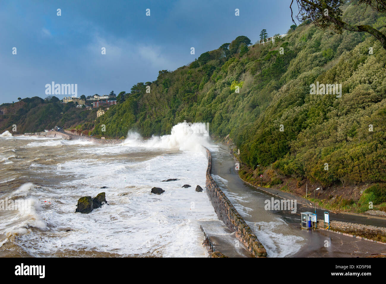 Straßensperrung entlang Meadfoot Beach, Torquay, Devon, als riesige Wellen im Meer Wand während eines Sturms verzurren. Wetter Bombe Stockfoto