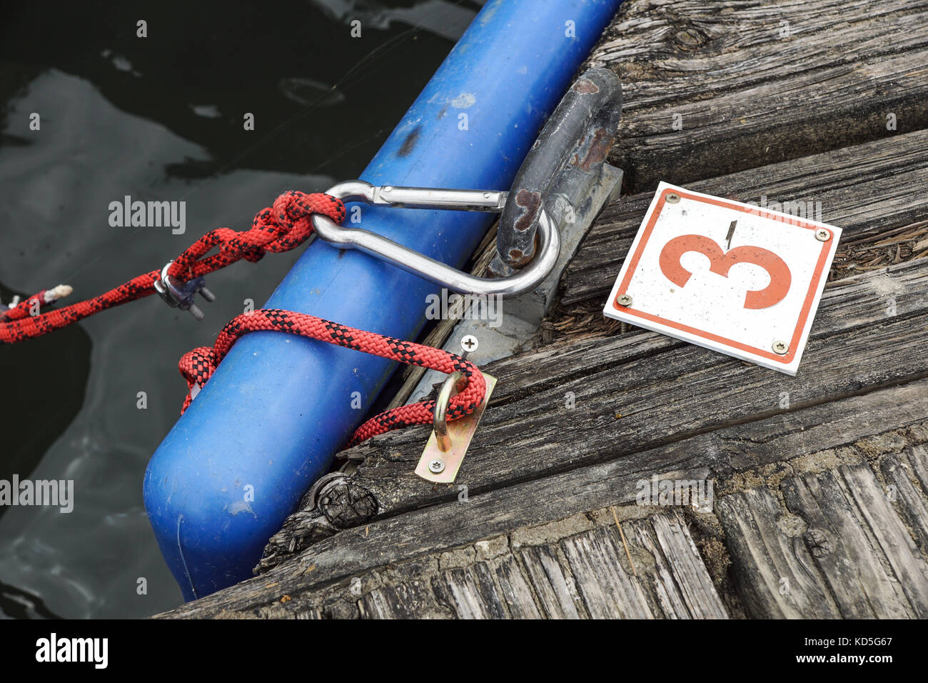 Metall Befestigung von zwei Kabeln aus Stahl. Stockfoto