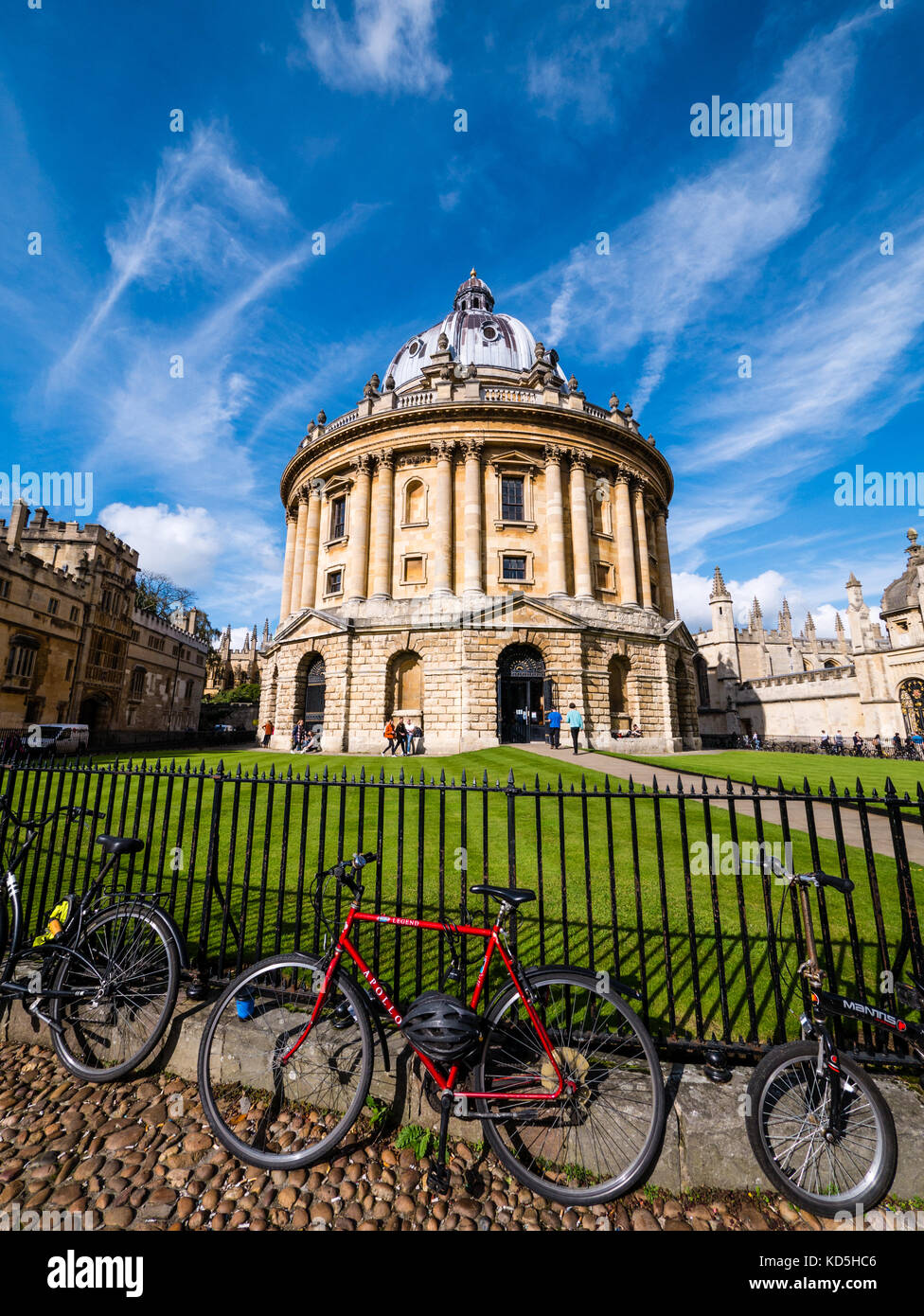 Fahrräder auf Geländer außerhalb Radcliffe Camera, radcliffe Square, Oxford University, Oxford, Oxfordshire, England Stockfoto