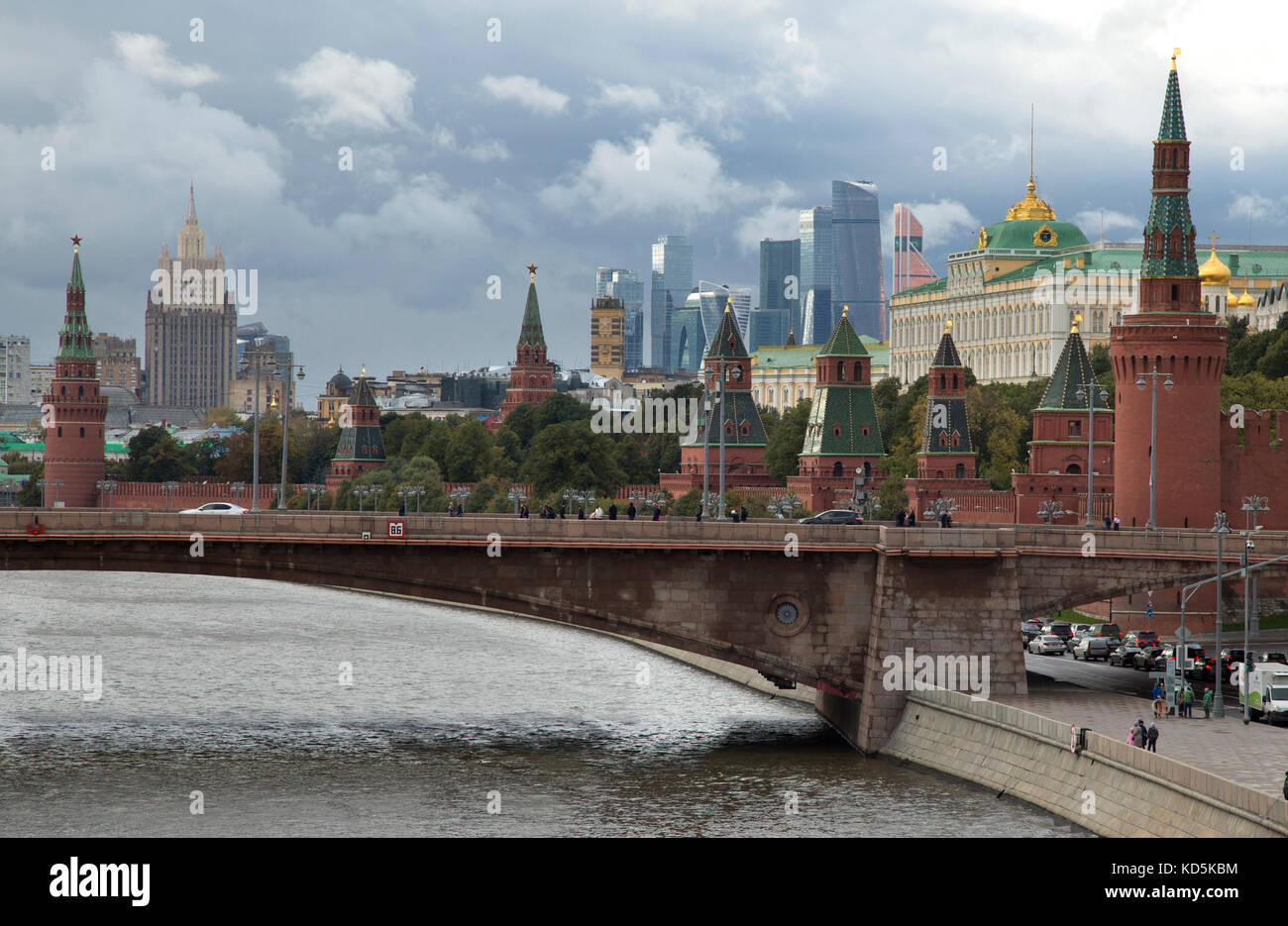 Russland, Moskau, auf den Kreml auf gegen die drastischen bewölkten Himmel. Stockfoto