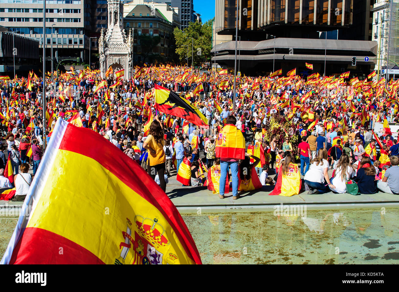 Madrid, Spanien. 7 Okt, 2017. Manifestation in Madrid. Tausende von Menschen demonstriert mit Spanien Katalonien Fahnen gegen die Unabhängigkeit sind. Stockfoto