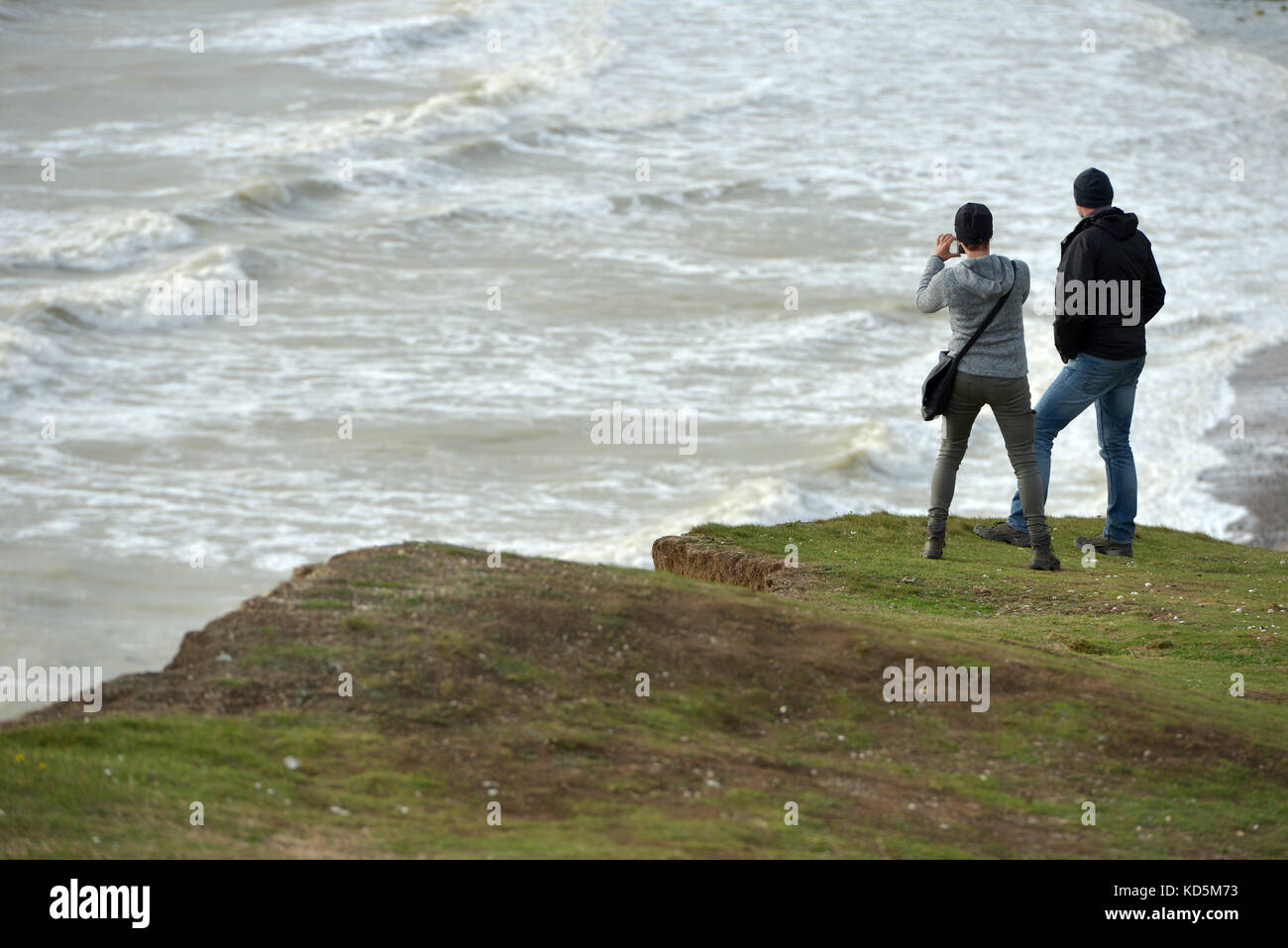 Touristen in der Nähe der Kante der Bröckelnden Kreidefelsen am Birlng Lücke, East Sussex Stockfoto