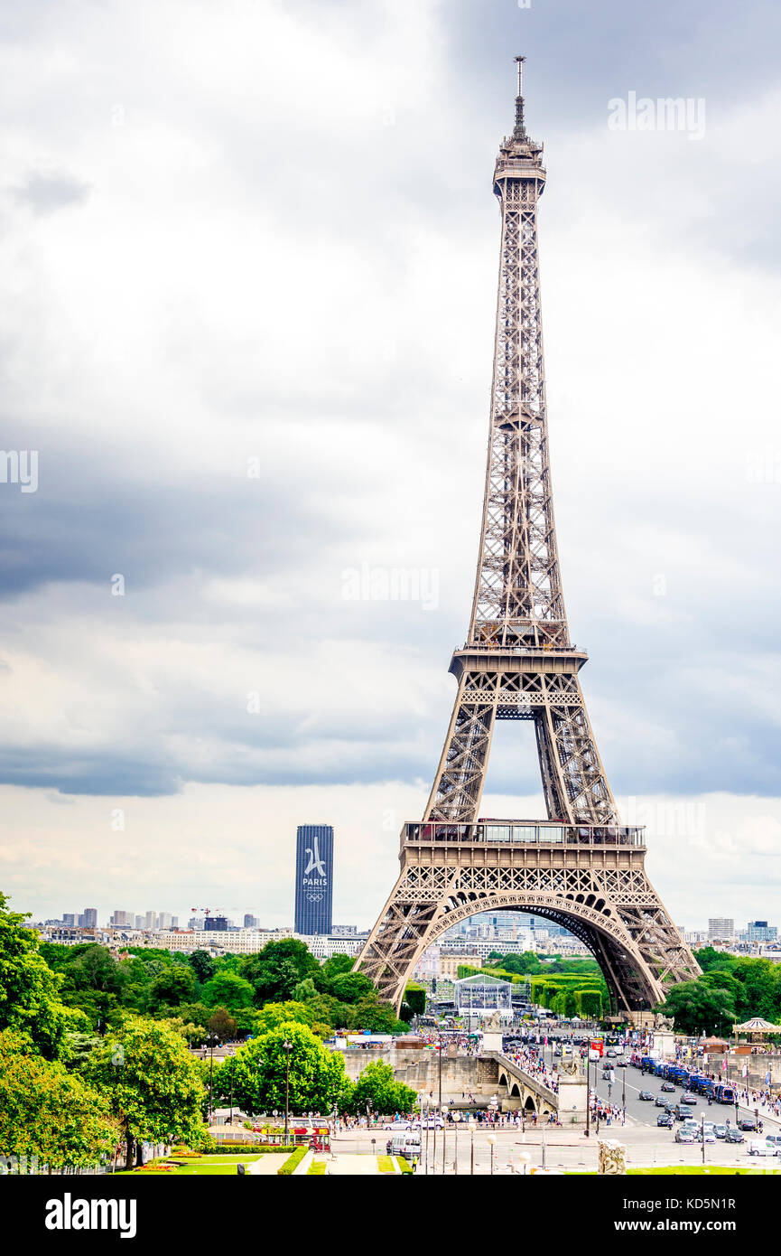 Der Eiffelturm in Paris an einem bewölkten Sommer Stockfoto