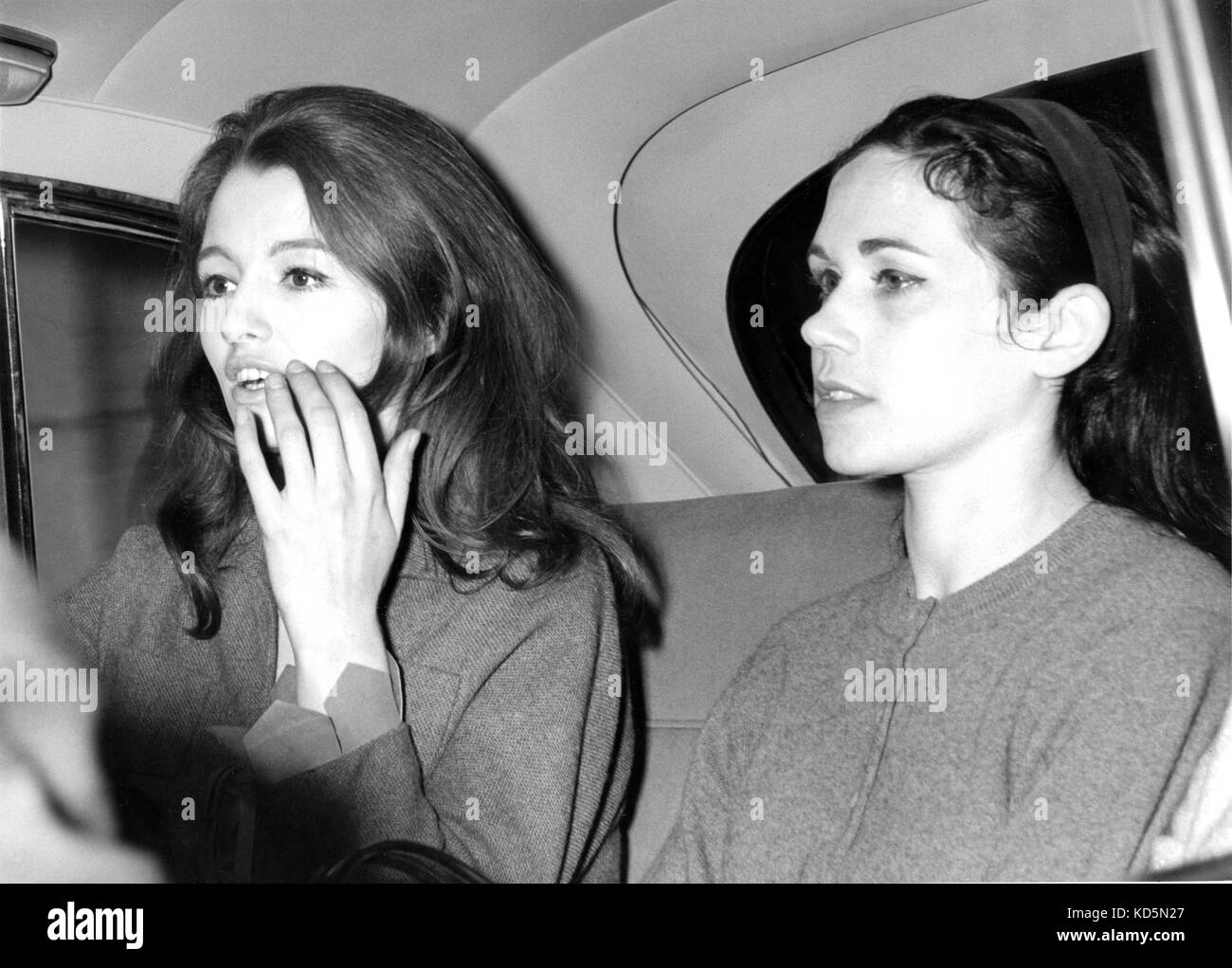 Foto Muss Gutgeschrieben Werden ©Alpha Press 050000 06/09/1963 Die Profumo-Affäre. Miss Christine Keeler wegen Meineids angeklagt. Christine Keeler, eine der Hauptfiguren in der kürzlichen "Profumo-Affäre" mit ihrer Freundin Miss Paula Hamilton Marshall, wurde verhaftet und trat später am Marlborough Street Court in London wegen Meineids und Verschwörung auf, um den Kurs von Justic zu behindern. Der Fall betrifft die kürzliche Freilassung von Aloysius 'Lucky' Gordon, einem jamaikanischen Jazzsänger. Gordon war wegen des Angriffs auf Miss Keeler zu drei Jahren Haft verurteilt worden, wurde aber nach dem Dienst nur e befreit Stockfoto
