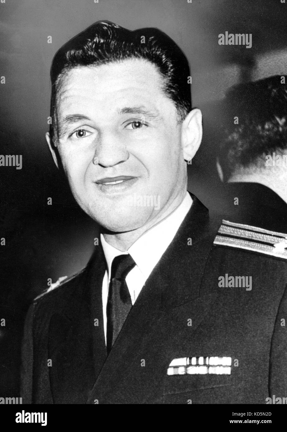 Foto Muss Gutgeschrieben Werden ©Alpha Press 050000 10/07/1963 Die Profumo-Affäre. Harol Macmillan, der Premierminister hat seinen Urlaub in Schottland gekürzt und ist nach London zurückgekehrt. Man geht davon aus, dass aufgrund der Profumo-Affäre und ihrer Enthüllungen eine schwere Regierungskrise entstehen wird. Kommandant Eugene Ivanov, der ehemalige russische Assistent Naval Attache an der sowjetischen Botschaft in London, sagte, er sei eine Freundin von Christine Keeler in der gleichen Zeit, in der John Profumo, ehemaliger britischer Kriegsminister, mit der betroffenen Dame in Verbindung stand. Kommandant Ivanov kehrte am Anfang plötzlich nach Russland zurück o Stockfoto