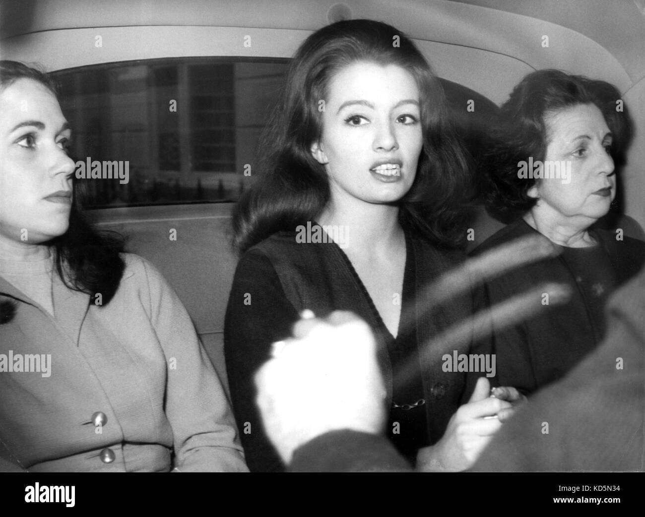 Foto Muss Gutgeschrieben Werden ©Alpha Press 050000 03/10/1963 Die Profumo-Affäre. Christine Keeler trat heute vor dem Richtergericht von Marylebone auf, sie wird der Verschwörung beschuldigt, den Kurs der Justiz zu behindern und Informationen der Polizei über den Prozess gegen Aloysius 'Lucky' Gordon, einen jamaikanischen Jazzsänger, zu verschleiern. Drei der Angeklagten, im Auto links nach rechts, Miss Paula Hamilton Marshall, Christine Keeler und Mrs Olive Brooker. Stockfoto