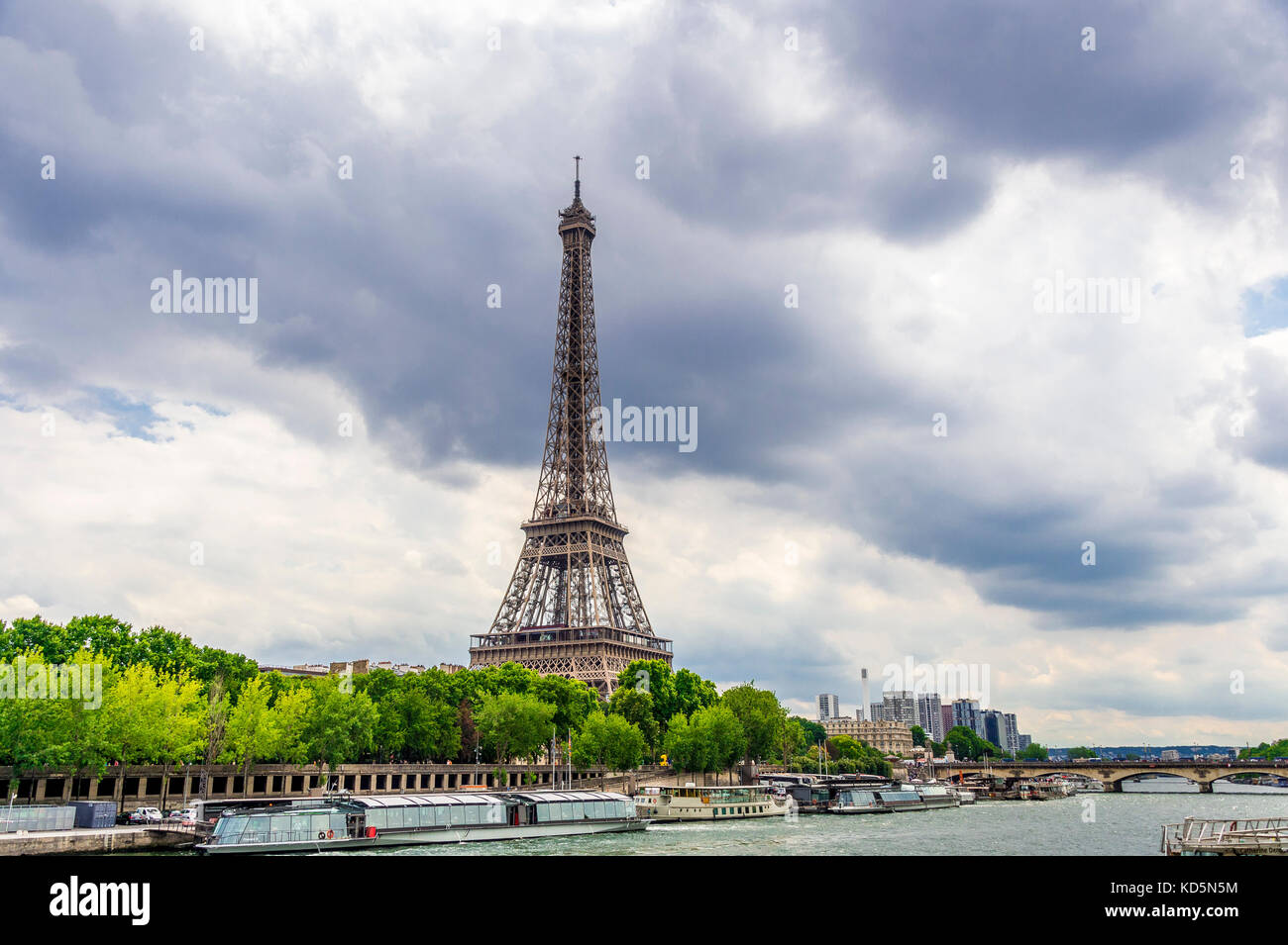 Der Eiffelturm in Paris an einem bewölkten Sommer Stockfoto