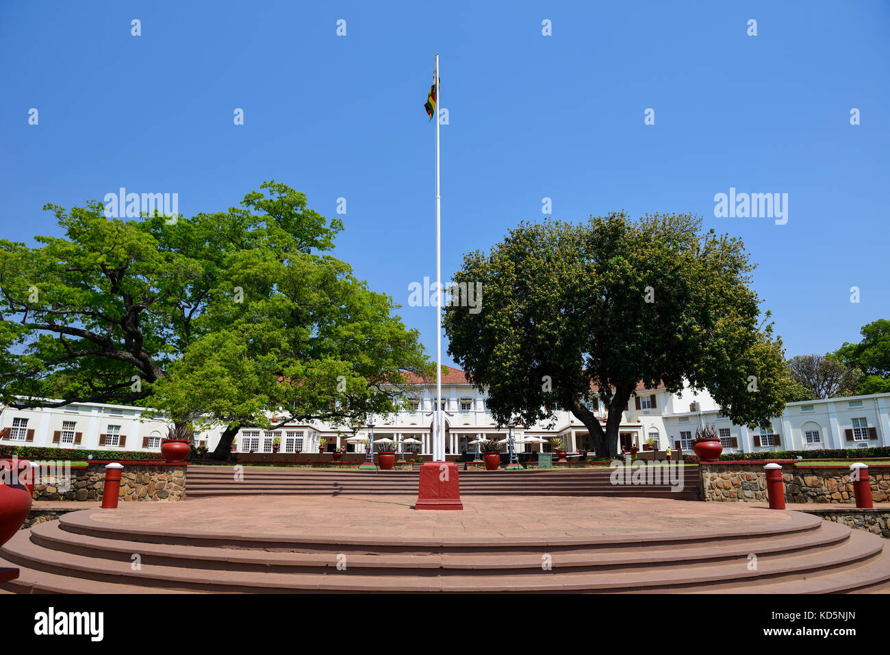 Fahnenmast Flying Simbabwische Fahne Im Garten Von Victoria Falls