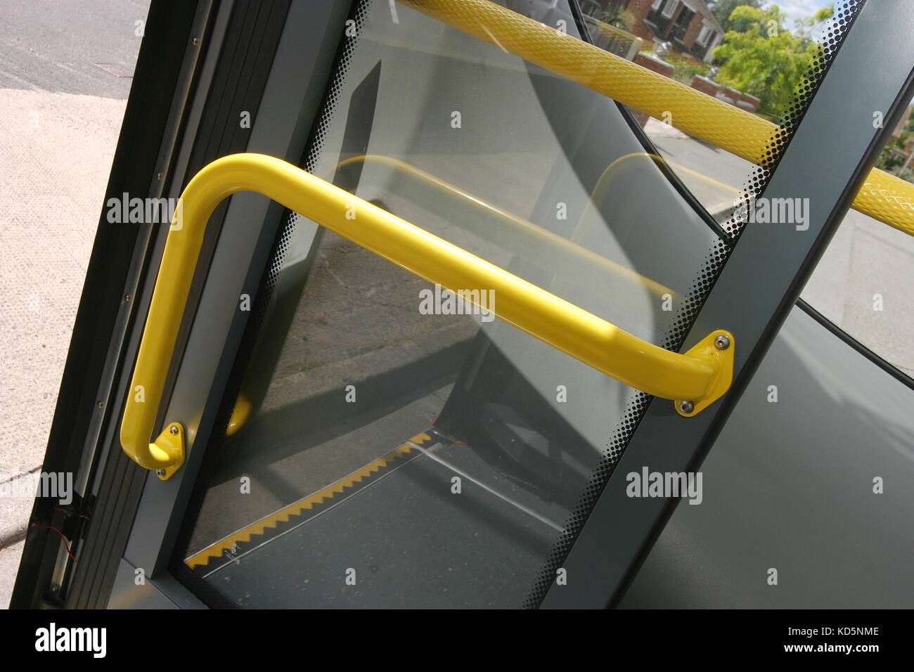 Handlauf auf einem Bus Tür Stockfoto