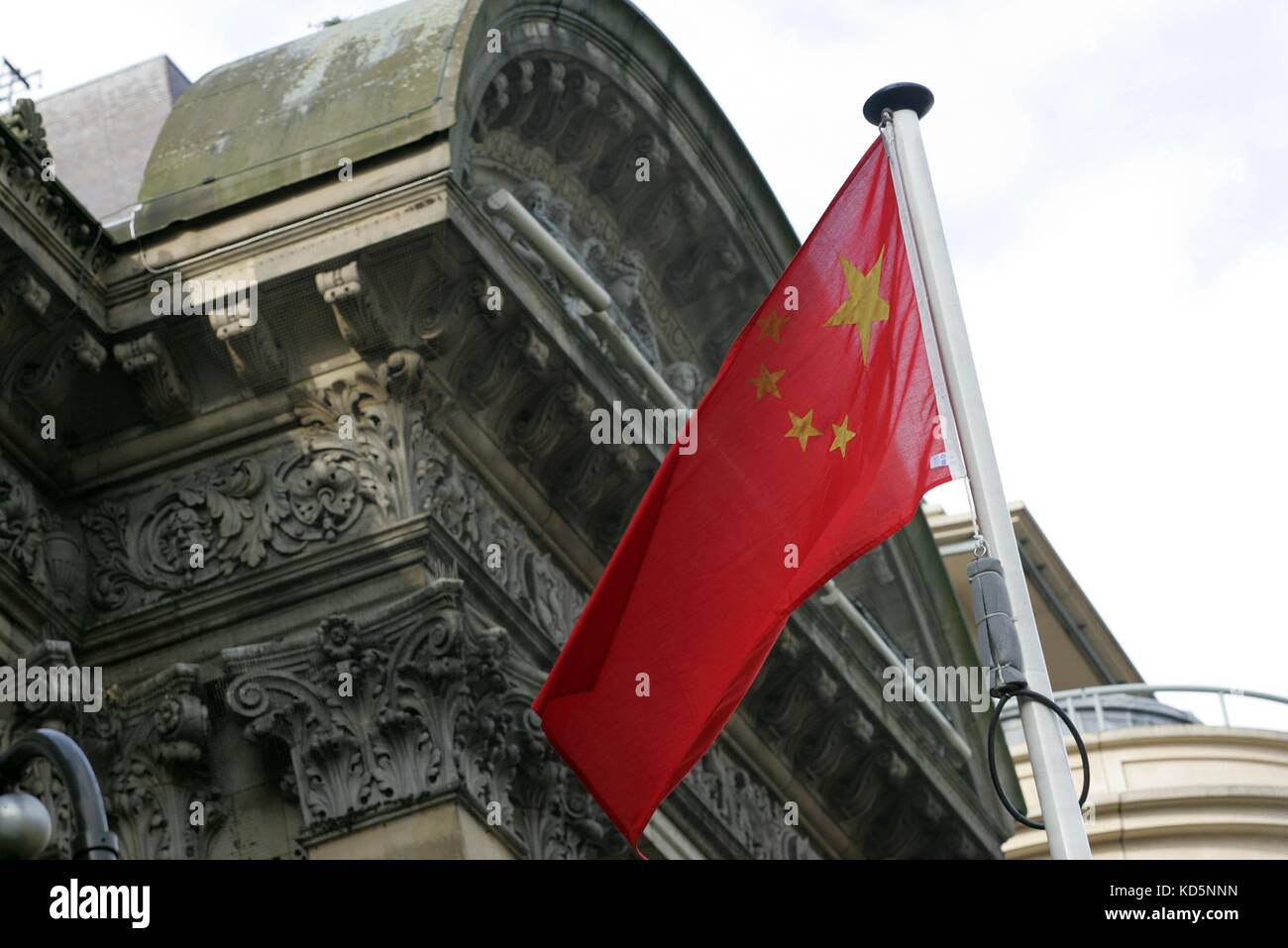 Die chinesische Flagge in Birmingham Rat Haus 2006 als Nanjing Automobile über die Rover MG Gruppe nimmt. Stockfoto