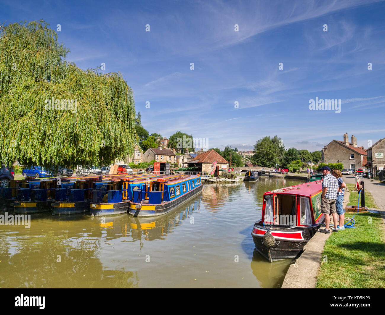 7. Juli 2017: Bradford auf Avon, Somerset, England, Großbritannien - Bradford auf Avon Wharf, ein typisches Kanalbecken mit bunten Schmalbooten. Stockfoto