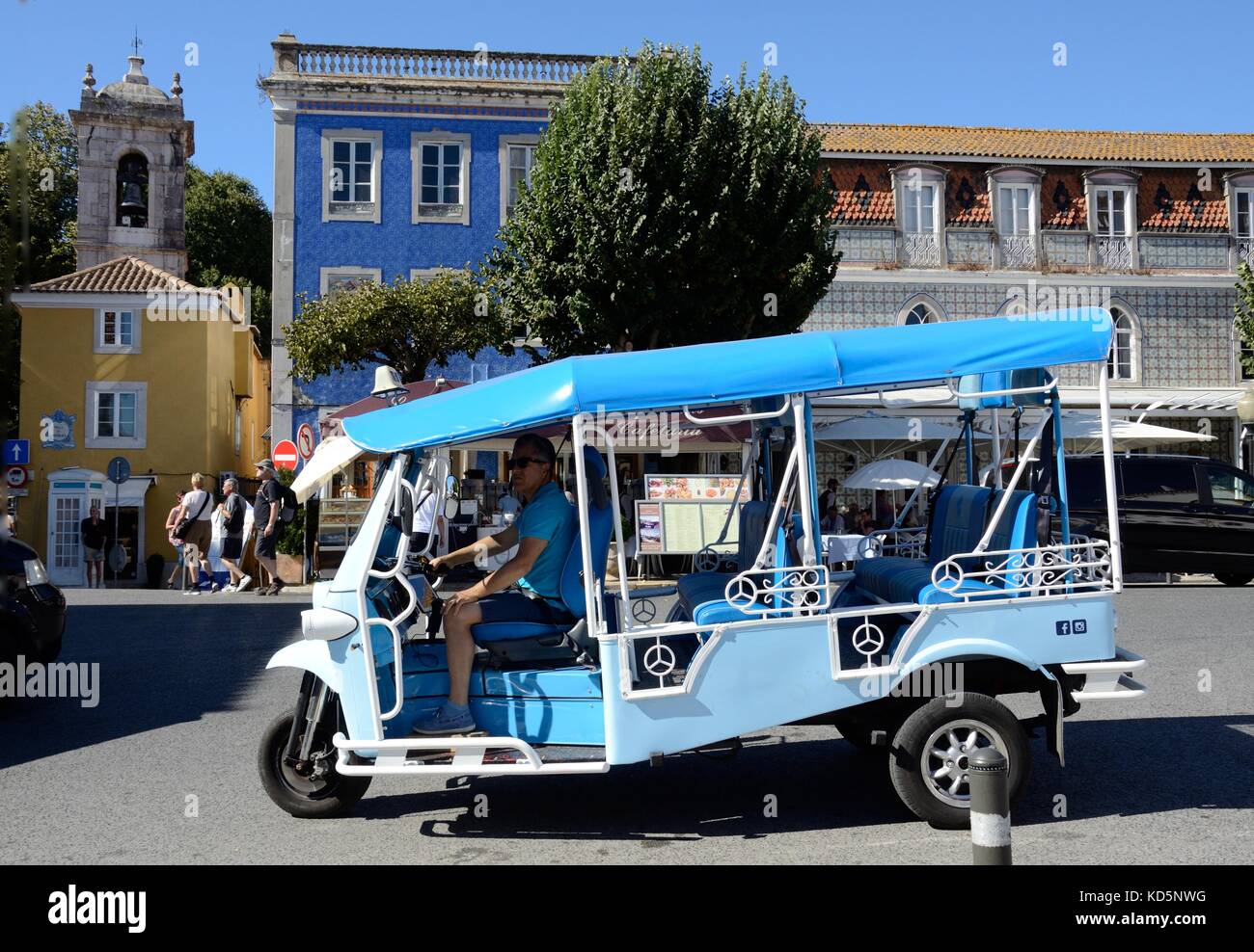 Eine blaue Tuk Tuk und Treiber für Kunden Sintra Portugal warten Stockfoto