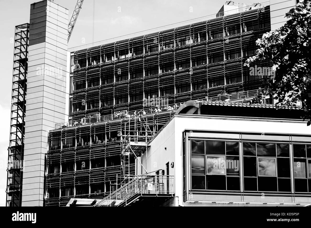Schwarze und weiße monochrome Bild von Gebäuden in Paddington London zeigt eine Mischung von alten und neuen und Investitionen in den Immobilienmarkt Stockfoto