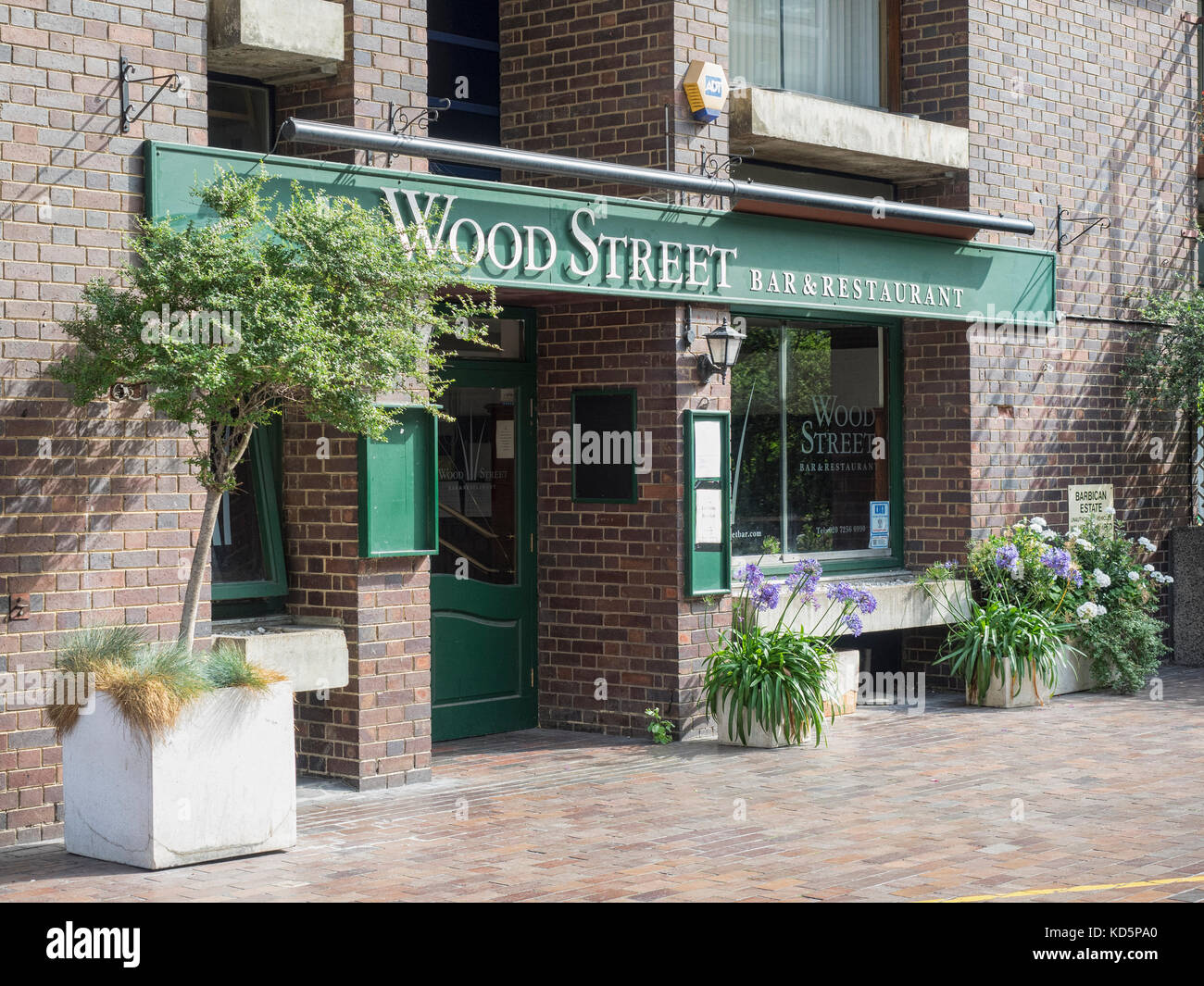 LONDON, Großbritannien - 25. AUGUST 2017: Außenansicht der Wood Street Bar und des Restaurants im Barbican Estate Stockfoto