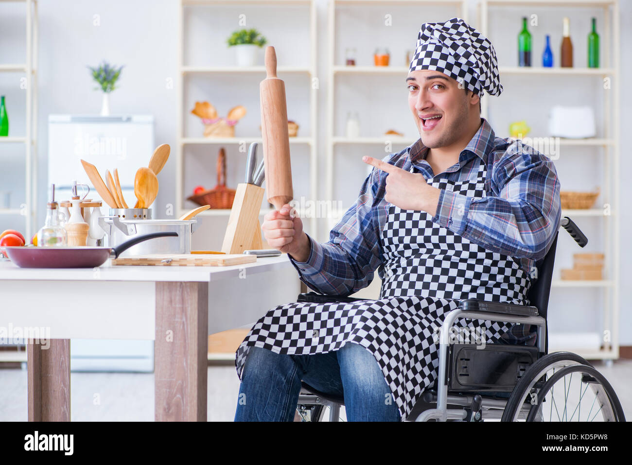 Jungen Koch mit Rolle Teig Mahlzeit vorbereiten Stockfoto