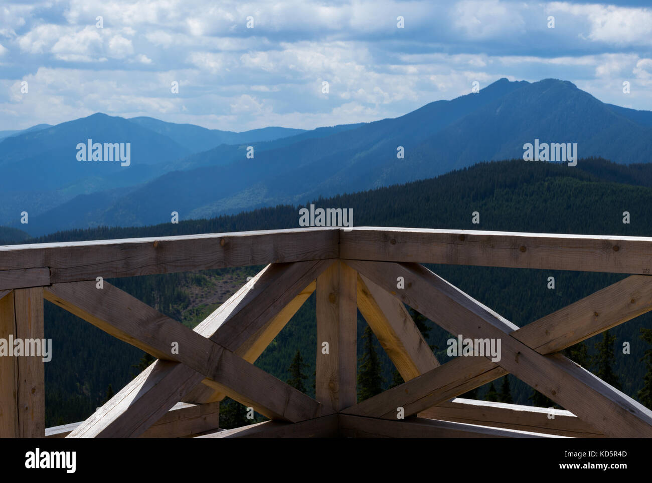 Bergwelt Blick vom Balkon aus Holz im Norden von Rumänien, Karpaten, Osteuropa Stockfoto