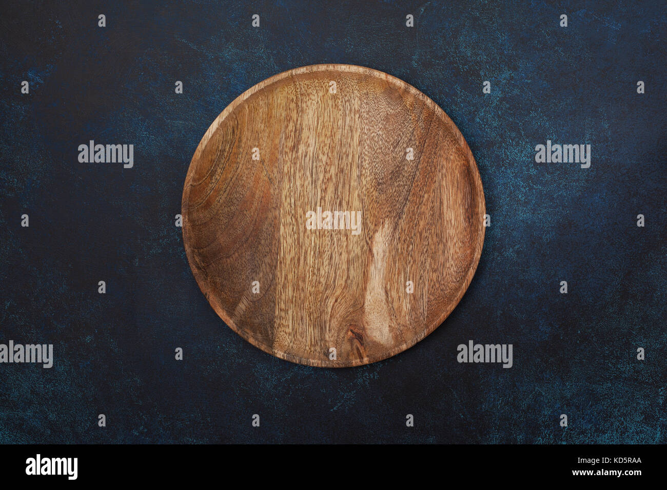 Leere Holz- Platte auf einem blauen Hintergrund. Blick von oben. Stockfoto