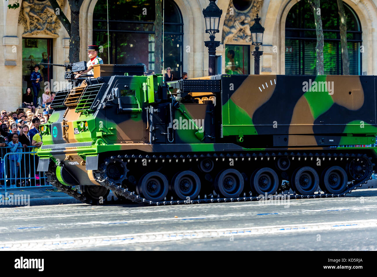 Paris, Frankreich. 14. Juli 17. Das französische Militär und die französische Polizei stellten sich bei der Parade zum Bastille-Tag stark aus. Stockfoto