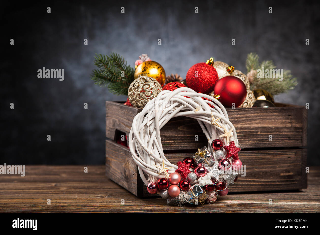 Weihnachtsbaumschmuck in Holzkiste Stockfoto