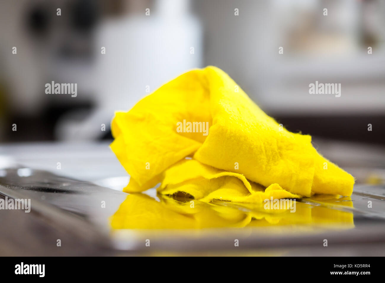 Ein geschirrtuch auf eine Küche Abtropfbrett Stockfoto