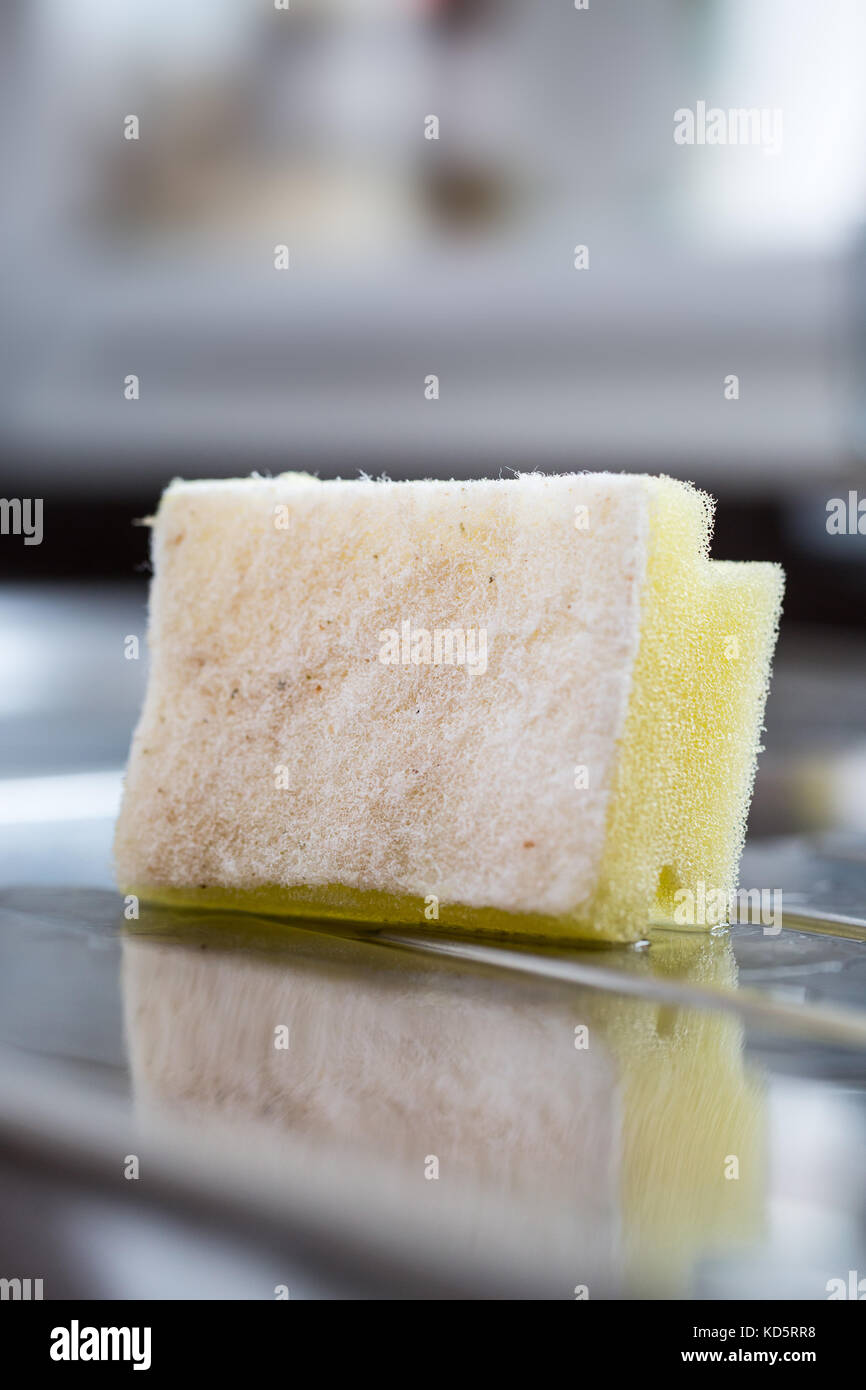 Eine gebrauchte Waschmaschine bis Schwamm auf eine Küche Abtropfbrett Stockfoto