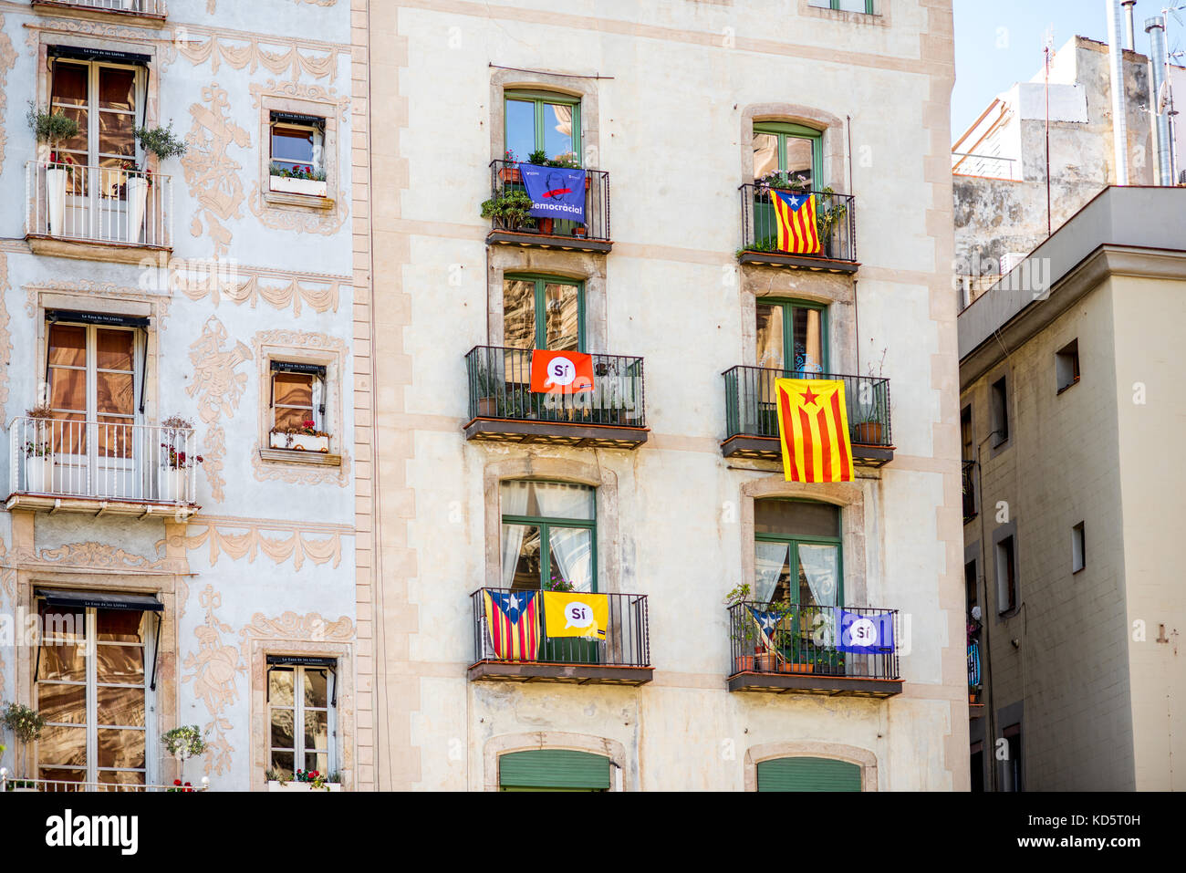 Gebäude mit katalanischen Flaggen in Barcelona Stockfoto