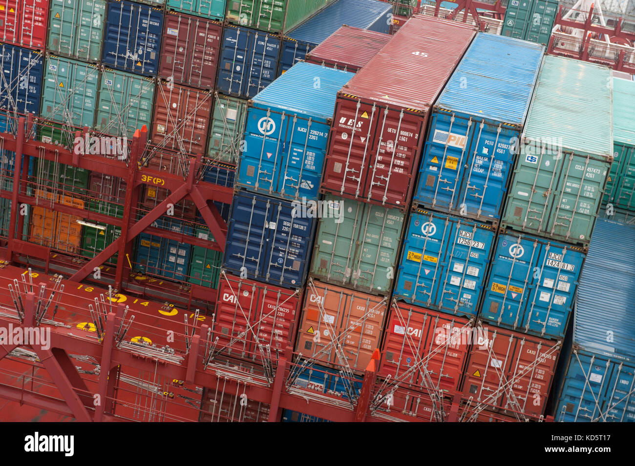 Container Container im Hafen und an Bord von Schiffen Stockfoto